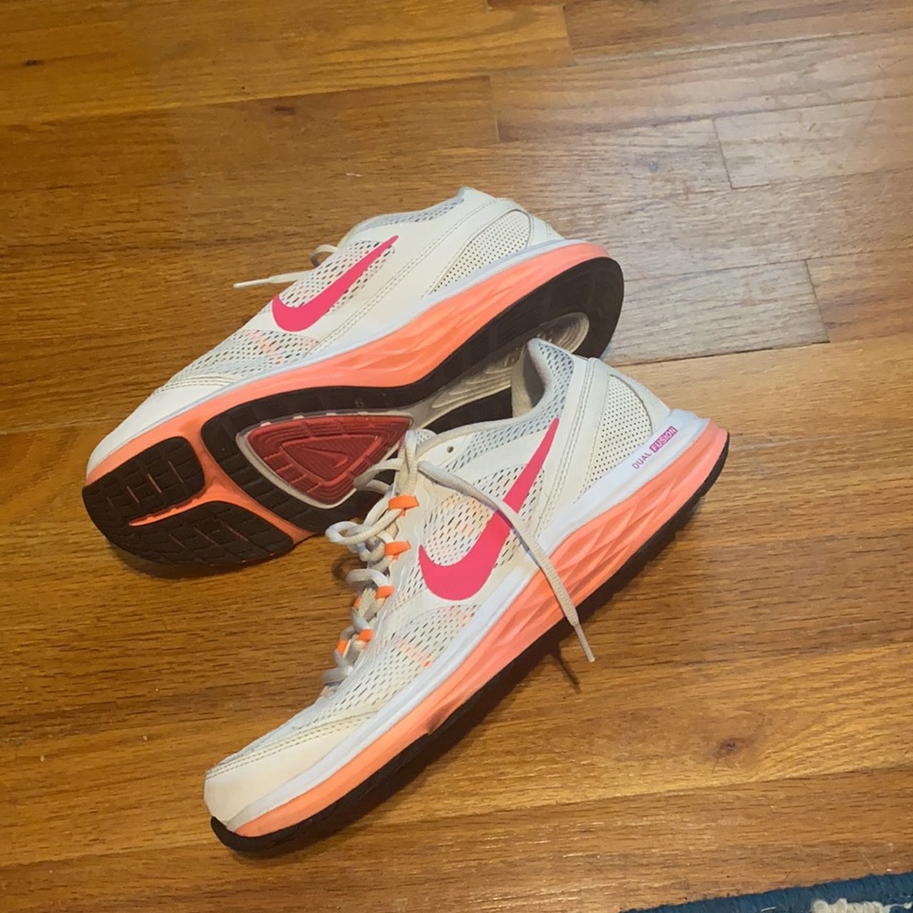 Cute Nike tennis shoes. Sz 10 - Picture 3 of 4